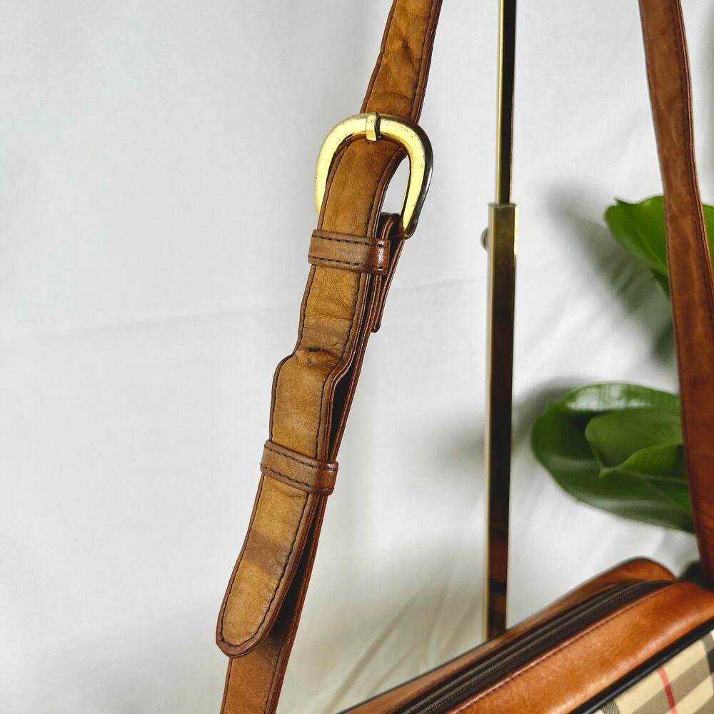 BURBERRY Vintage Novacheck Leather and Gold Hardware Shoulder Bag - Picture 5 of 9